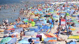 Plaża w Międzyzdrojach pod koniec lipca pękała w szwach.