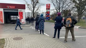 Żeby kupić płyn od Orlenu, w Warszawie trzeba korzystać z usług profesjonalnych "staczy kolejkowych".