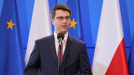Rzecznik rządu Piotr Müller zapowiada zmiany w projekcie budżetu, jeśli zniesienie 30-krotności nie przejdzie.
