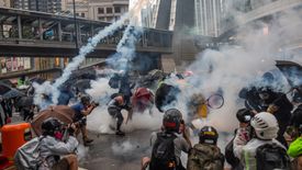 W Hongkongu obywatele od miesięcy walczą z państwem. Cierpi na tym gospodarka.