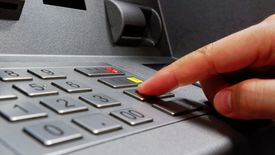 Kobieta wypłacała też pieniądze z bankomatów