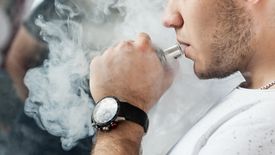 Akcyza na e-papierosy ma wynosić 55 groszy.