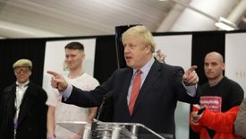 Boris Johnson dużym poparciem. Drogi do brexitu wciąż są dwie.