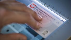 Pozostawiony bez kontroli dokument lub co gorsza – skopiowany może posłużyć złodziejowi do kradzieży tożsamości i zaciągnięcia kredytu na nasze dane.