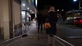 Kolejka do Lidla na ul. Kasprowicza w Warszawie; kilka minut po 1 w nocy