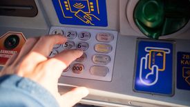 Polacy ruszyli do bankomatów po gotówkę. W pierwszym kwartale 2020 r. w obiegu przybyło 30 mld zł.