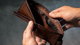 Praca nie zawsze popłaca. Czasem pracujący mogą zarobić mniej niż ci, którzy przebywają na postojowym