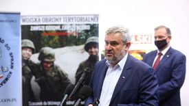 Jan Krzysztof Ardanowski ostrzega rządzących, że rolnicy nie wybaczą im głosowania za "piątką dla zwierząt" (amb) PAP/Rafał Guz