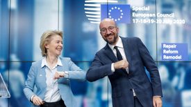 Szef Rady Europejskiej Charles Michel i szefowa Komisji Europejskiej Ursula von der Leyen przedstawili w czwartek ustalenia szczytu EU europarlamentarzystom