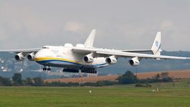 An-225 to największy samolot świata. Do Polski przywiezie maseczki i inny sprzęt zabezpieczający przed wirusami