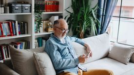Seniorzy nie mają zakazu wychodzenia z domu