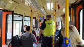 Policja kontroluje maseczki w tramwaju