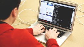 Część pracodawców "wypycha" pracowników do domu, nie zapewniając im odpowiednich narzędzi do pracy