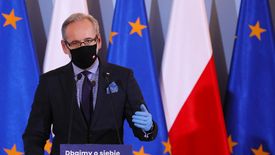 Minister Zdrowia Adam Niedzielski zapewnia, że medycy skierowani do walki z COVID-19 dostaną dodatkowe pieniądze.