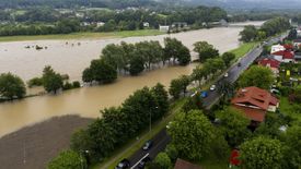 Ekstremalne zjawiska pogodowe jak powodzie czy susze oznaczają realne straty finansowe.