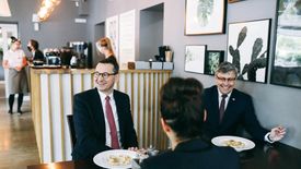 Zdjęcia premiera z restauracji wywołały w sieci burzę