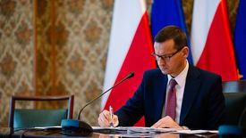 Premier Mateusz Morawiecki i jego współpracownicy muszą zdecydować: ile osób odejdzie z budżetówki