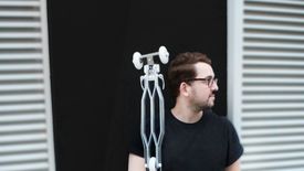 Mateusz Sipiora ze swoim projektem hulajnogami Supersonic.