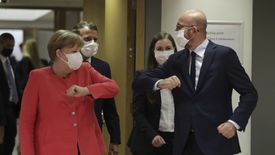 526/5000 Kanclerz Niemiec Angela Merkel, prezydent Francji Emmanuel Macron, premier Finlandii Sanna Marin i przewodniczący Rady Europejskiej Charles Michel witają się na początku szczytu UE w siedzibie Rady Europejskiej w Brukseli.