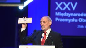 - Rząd przykłada wielką wagę do przemysłu obronnego - zapewniał na targach w Kielcach minister Macierewicz.