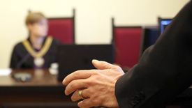 Przestępstwa zarzucane mężczyznom zagrożone są karą 10 lat więzienia.