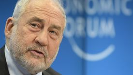 Noblista Joseph Stiglitz podczas konferencji w Davos