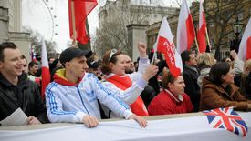 Polacy do kraju wysyłają miliardy złotych zarobione na Wyspach