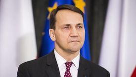 Radosław Sikorski ma do zapłaty 4 tys. zł za korzystanie z telefonu w Szwajcarii.