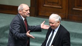 Jarosław Kaczyński chce również obniżyć pensje posłów i senatorów.