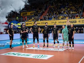 Groził im walkower, zagrali w siedmiu