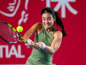 Grała przeciw dwóm mężczyznom