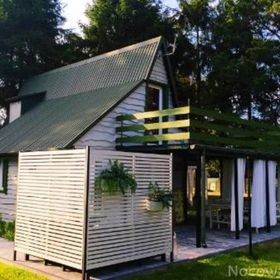 Drewniane domki nad Jeziorem Białym w Okunince