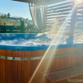 Domek Hampton nad jeziorem z jacuzzi całorocznym