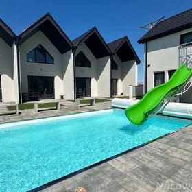 Domki Aurora klimatyzowane, z podgrzewanym basenem i zjeżdżalnią wodną