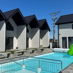 Domki Aurora klimatyzowane, z podgrzewanym basenem i zjeżdżalnią wodną