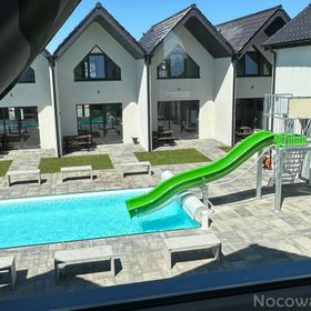 Domki Aurora klimatyzowane, z podgrzewanym basenem i zjeżdżalnią wodną