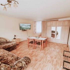 Dom z altaną w ogródku