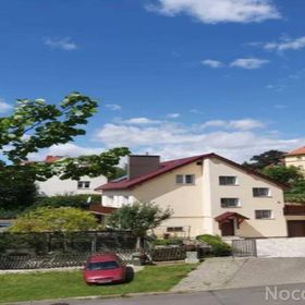 Dom z altaną w ogródku