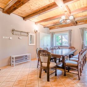 Całoroczny dom nad jeziorem z ogrodzoną posesją w sercu Mazur