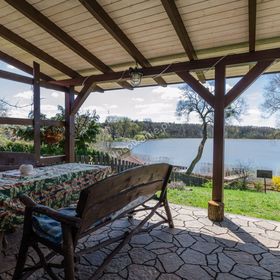 JURANDÓWKA - całoroczny dom nad samym jeziorem i Krutynią w Spychowie