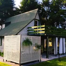 Drewniane domki nad Jeziorem Białym w Okunince