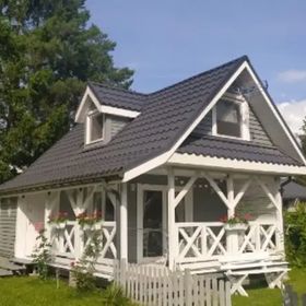 Drewniane domki nad Jeziorem Białym w Okunince