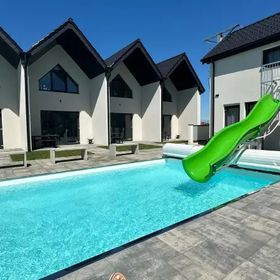 Domki Aurora klimatyzowane, z podgrzewanym basenem i zjeżdżalnią wodną