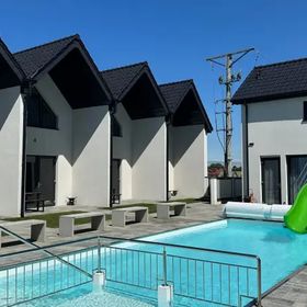 Domki Aurora klimatyzowane, z podgrzewanym basenem i zjeżdżalnią wodną