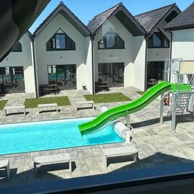 Domki Aurora klimatyzowane, z podgrzewanym basenem i zjeżdżalnią wodną
