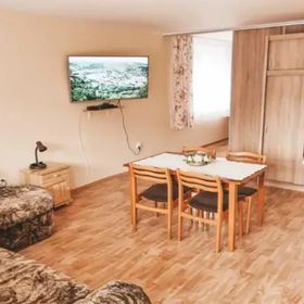 Dom z altaną w ogródku