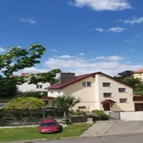 Dom z altaną w ogródku