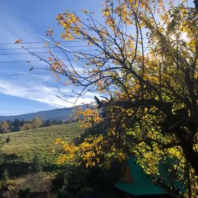 Domek nad górskim potokiem