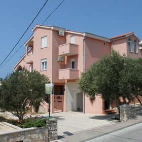 Apartmanok és Szobák Parkolóhellyel Novalja, Pag - 6341 Novalja