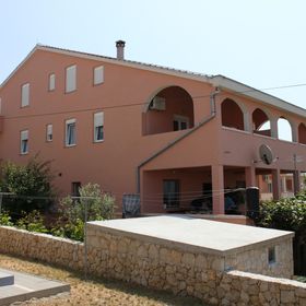 Apartmanok és Szobák Parkolóhellyel Novalja, Pag - 6341 Novalja